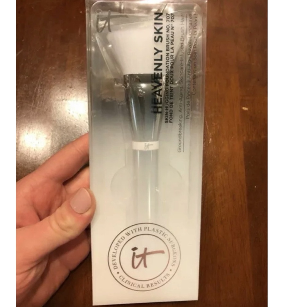 IT Cosmetics Heavenly Skin Foundation Brush N°707